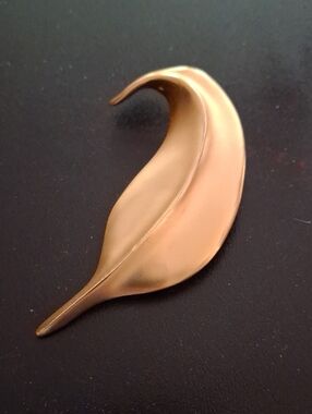 Source Unknown Gold Curved Leaf Pin